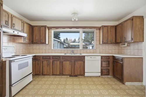 5220 Barron Drive Nw, Calgary, AB - Indoor Photo Showing Kitchen