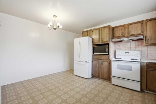 5220 Barron Drive Nw, Calgary, AB - Indoor Photo Showing Kitchen