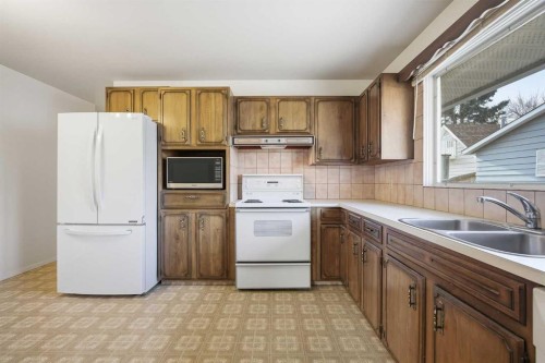 5220 Barron Drive Nw, Calgary, AB - Indoor Photo Showing Kitchen With Double Sink