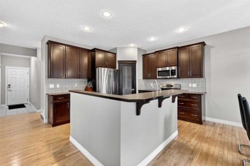 43 Heritage Hill, Cochrane, AB - Indoor Photo Showing Kitchen