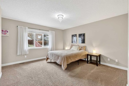 43 Heritage Hill, Cochrane, AB - Indoor Photo Showing Bedroom
