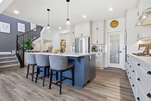 7 Evansglen Park Nw, Calgary, AB - Indoor Photo Showing Kitchen With Upgraded Kitchen