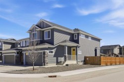 7 Evansglen Park NW Calgary, AB T3P 0X9