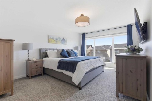 7 Evansglen Park Nw, Calgary, AB - Indoor Photo Showing Bedroom