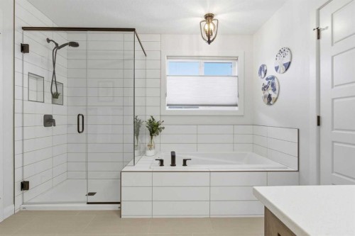 7 Evansglen Park Nw, Calgary, AB - Indoor Photo Showing Bathroom