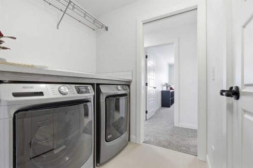 7 Evansglen Park Nw, Calgary, AB - Indoor Photo Showing Laundry Room