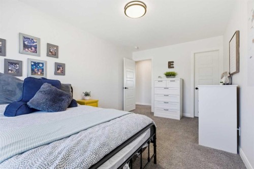 7 Evansglen Park Nw, Calgary, AB - Indoor Photo Showing Bedroom