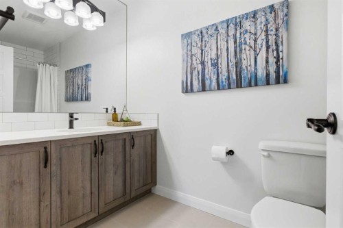 7 Evansglen Park Nw, Calgary, AB - Indoor Photo Showing Bathroom