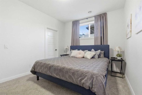 7 Evansglen Park Nw, Calgary, AB - Indoor Photo Showing Bedroom