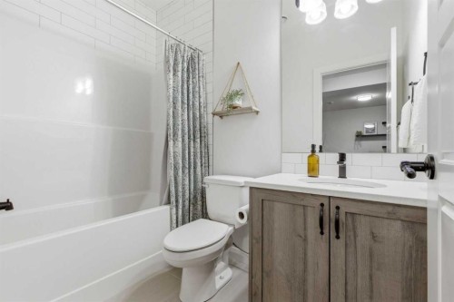 7 Evansglen Park Nw, Calgary, AB - Indoor Photo Showing Bathroom