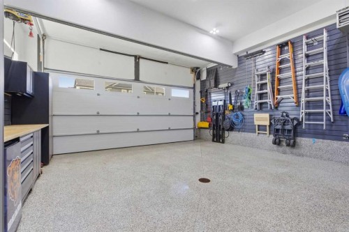 7 Evansglen Park Nw, Calgary, AB - Indoor Photo Showing Garage