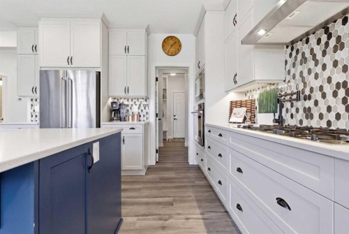 7 Evansglen Park Nw, Calgary, AB - Indoor Photo Showing Kitchen With Upgraded Kitchen