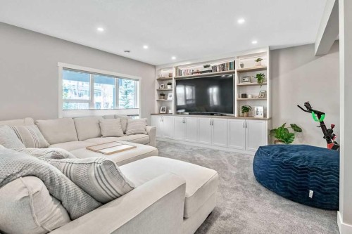 75 Sundown Way, Cochrane, AB - Indoor Photo Showing Living Room