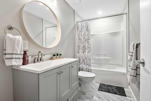 75 Sundown Way, Cochrane, AB - Indoor Photo Showing Bathroom