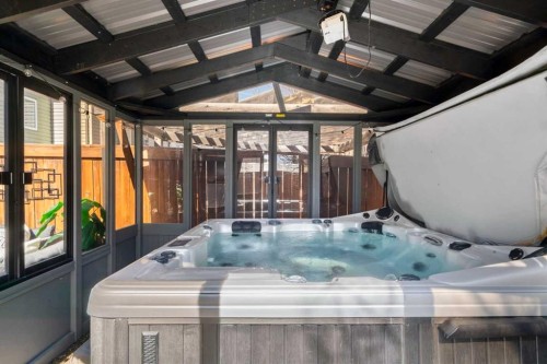 809 Canoe Green Sw, Airdrie, AB - Indoor Photo Showing Laundry Room