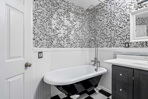 14700 Mt Mckenzie Drive Se, Calgary, AB - Indoor Photo Showing Bathroom