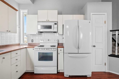 14700 Mt Mckenzie Drive Se, Calgary, AB - Indoor Photo Showing Kitchen