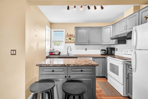 3-200 Hidden Hills Terrace Nw, Calgary, AB - Indoor Photo Showing Kitchen