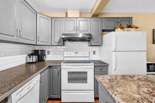 3-200 Hidden Hills Terrace Nw, Calgary, AB - Indoor Photo Showing Kitchen