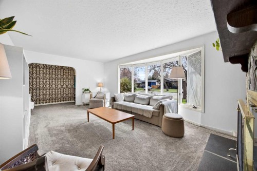1232 40 Avenue Nw, Calgary, AB - Indoor Photo Showing Living Room