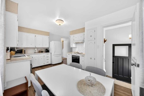 1232 40 Avenue Nw, Calgary, AB - Indoor Photo Showing Kitchen
