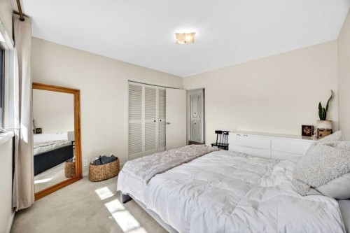 1232 40 Avenue Nw, Calgary, AB - Indoor Photo Showing Bedroom