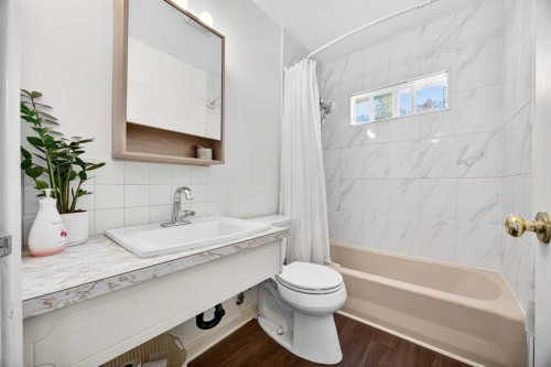 1232 40 Avenue Nw, Calgary, AB - Indoor Photo Showing Bathroom