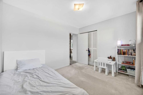 1232 40 Avenue Nw, Calgary, AB - Indoor Photo Showing Bedroom