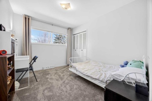 1232 40 Avenue Nw, Calgary, AB - Indoor Photo Showing Bedroom