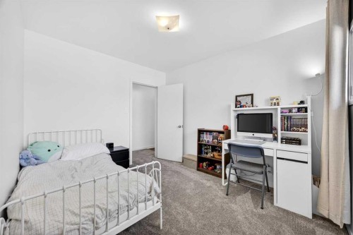 1232 40 Avenue Nw, Calgary, AB - Indoor Photo Showing Bedroom