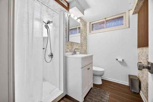 1232 40 Avenue Nw, Calgary, AB - Indoor Photo Showing Bathroom