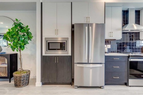 317-8235 8 Avenue Sw, Calgary, AB - Indoor Photo Showing Kitchen