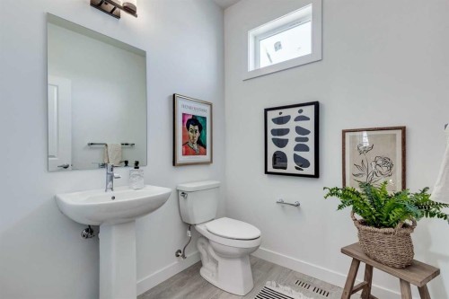 317-8235 8 Avenue Sw, Calgary, AB - Indoor Photo Showing Bathroom