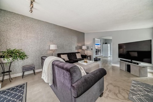 5519 Buckthorn Road Nw, Calgary, AB - Indoor Photo Showing Living Room