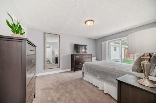 5519 Buckthorn Road Nw, Calgary, AB - Indoor Photo Showing Bedroom
