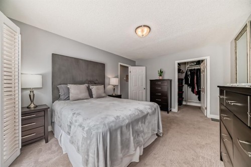 5519 Buckthorn Road Nw, Calgary, AB - Indoor Photo Showing Bedroom