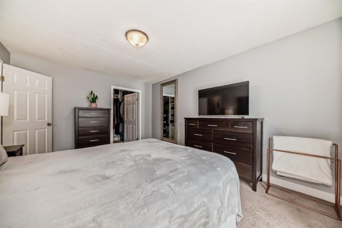 5519 Buckthorn Road Nw, Calgary, AB - Indoor Photo Showing Bedroom