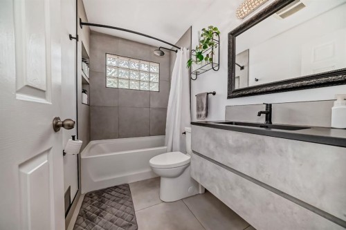 5519 Buckthorn Road Nw, Calgary, AB - Indoor Photo Showing Bathroom