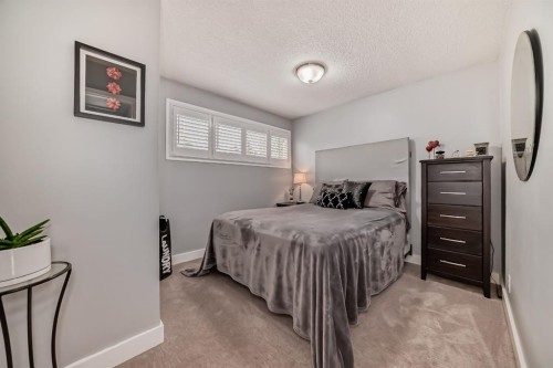5519 Buckthorn Road Nw, Calgary, AB - Indoor Photo Showing Bedroom