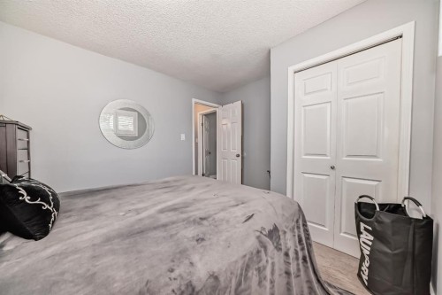 5519 Buckthorn Road Nw, Calgary, AB - Indoor Photo Showing Bedroom