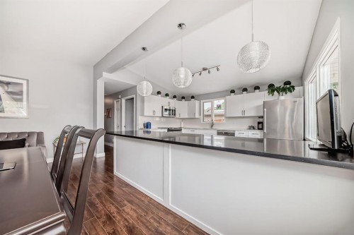 5519 Buckthorn Road Nw, Calgary, AB - Indoor Photo Showing Kitchen