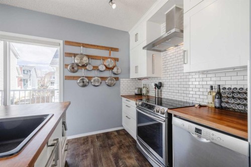 322 Mckenzie Towne Link Se, Calgary, AB - Indoor Photo Showing Kitchen