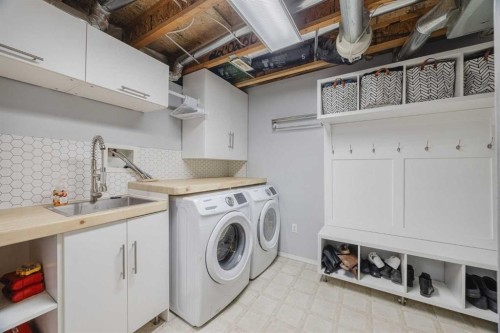 322 Mckenzie Towne Link Se, Calgary, AB - Indoor Photo Showing Laundry Room