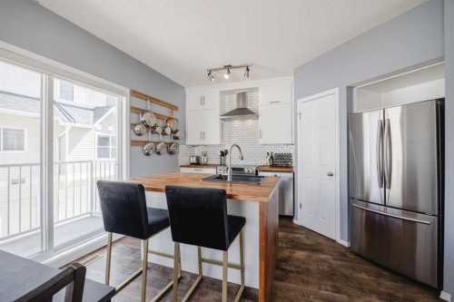 322 Mckenzie Towne Link Se, Calgary, AB - Indoor Photo Showing Kitchen