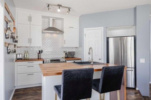 322 Mckenzie Towne Link Se, Calgary, AB - Indoor Photo Showing Kitchen With Upgraded Kitchen