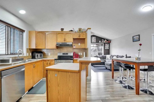 4 Martin Crossing Bay Ne, Calgary, AB - Indoor Photo Showing Kitchen