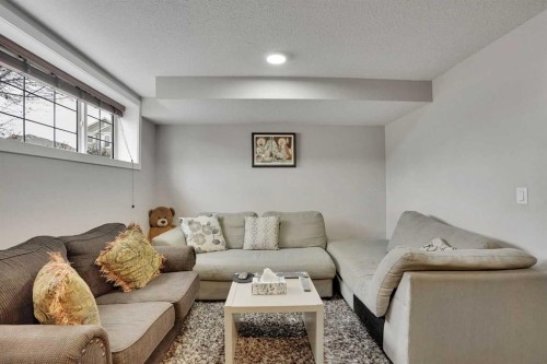 4 Martin Crossing Bay Ne, Calgary, AB - Indoor Photo Showing Living Room