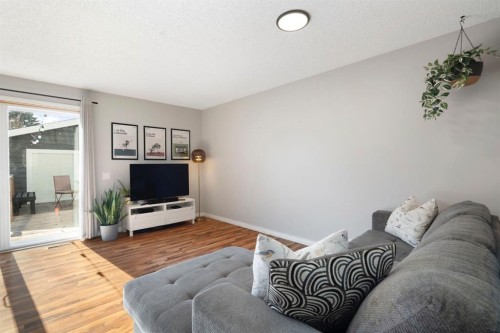 48 Midpark Gardens Se, Calgary, AB - Indoor Photo Showing Living Room