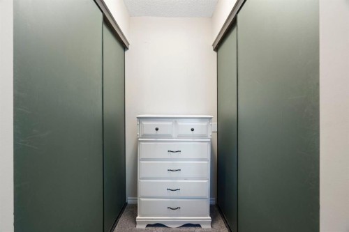 48 Midpark Gardens Se, Calgary, AB - Indoor Photo Showing Bathroom