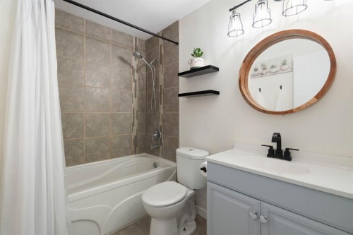 48 Midpark Gardens Se, Calgary, AB - Indoor Photo Showing Bathroom